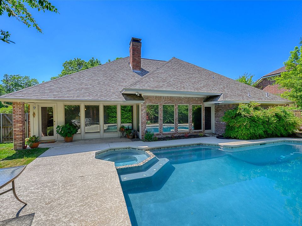 1st image of 401 Cove Cir