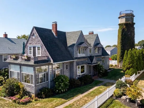 11 Bluff Rd, Hull, MA 02045