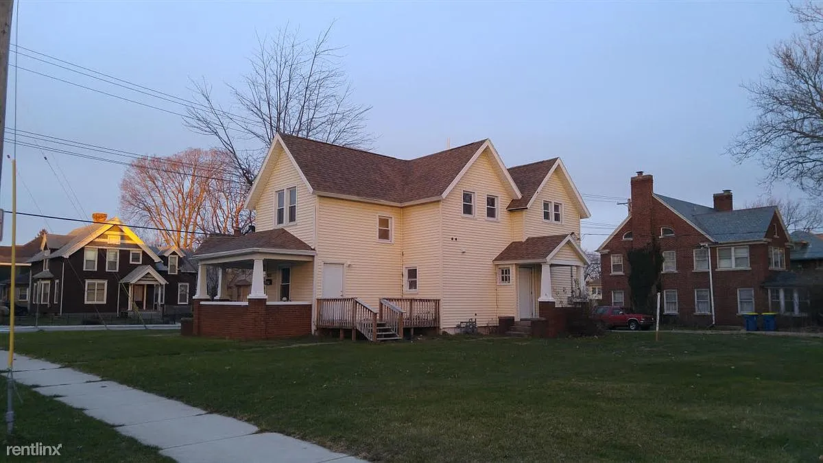 422 W 3rd St photo 1