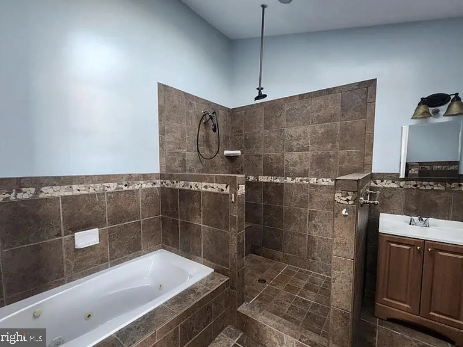 4 bed, 2.0 bath, 2336 sqft, $2,500 — Photo 4