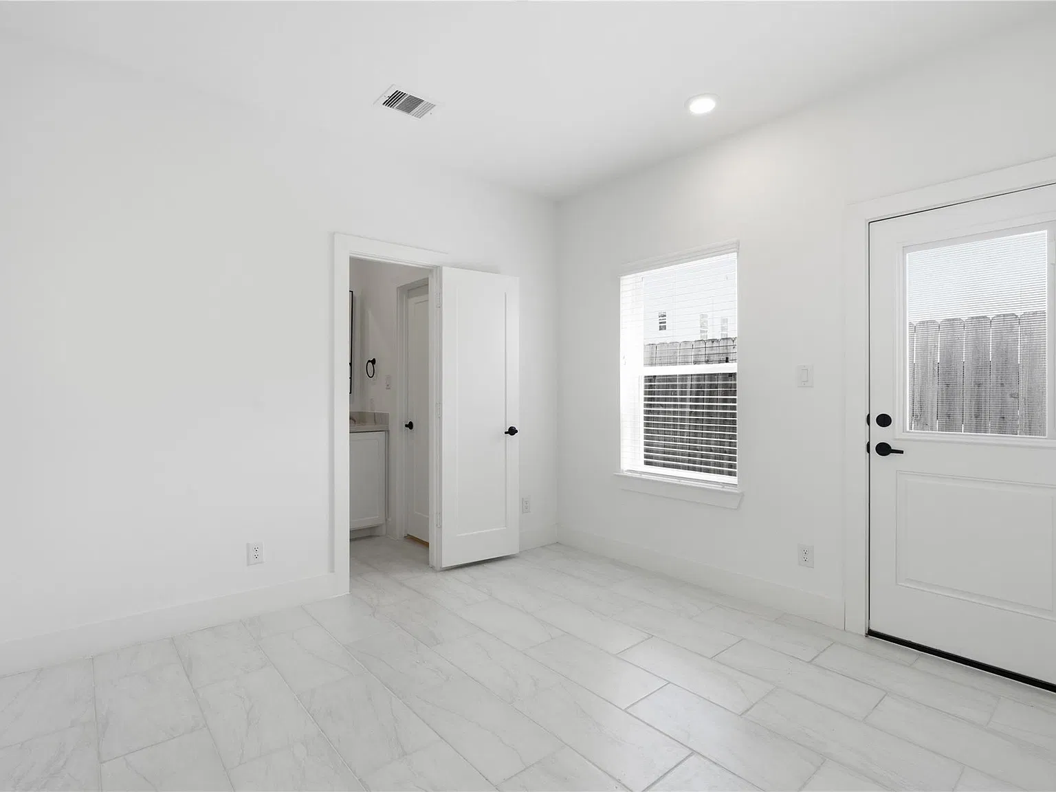 3 bed, 3.5 bath, 1895 sqft, $2,700 — Photo 3