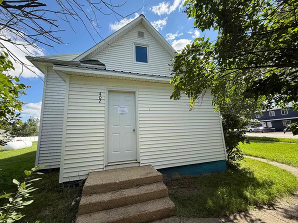 402 1st St NW, Crosby, ND 58730