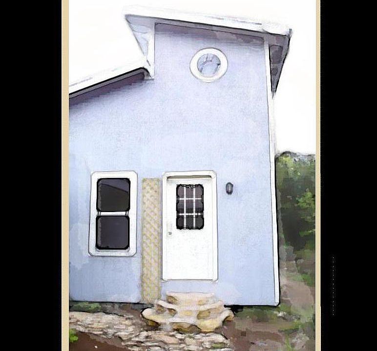 Super cute studio space for rent. Separate building behind an existing home, with a connected screened porch. Surrounded by gardens, quiet, and dog-friendly.