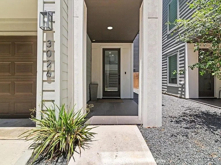 3026 Live Oak St — Photo 2
