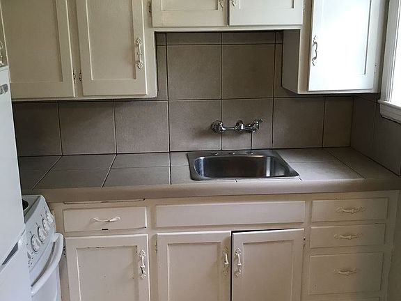 4th image of 420 Walnut St APT 5