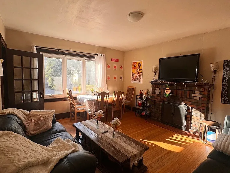 317 Victoria St — Photo 2