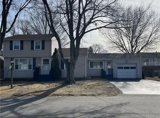 16 Hayes St, Warwick, RI 02886