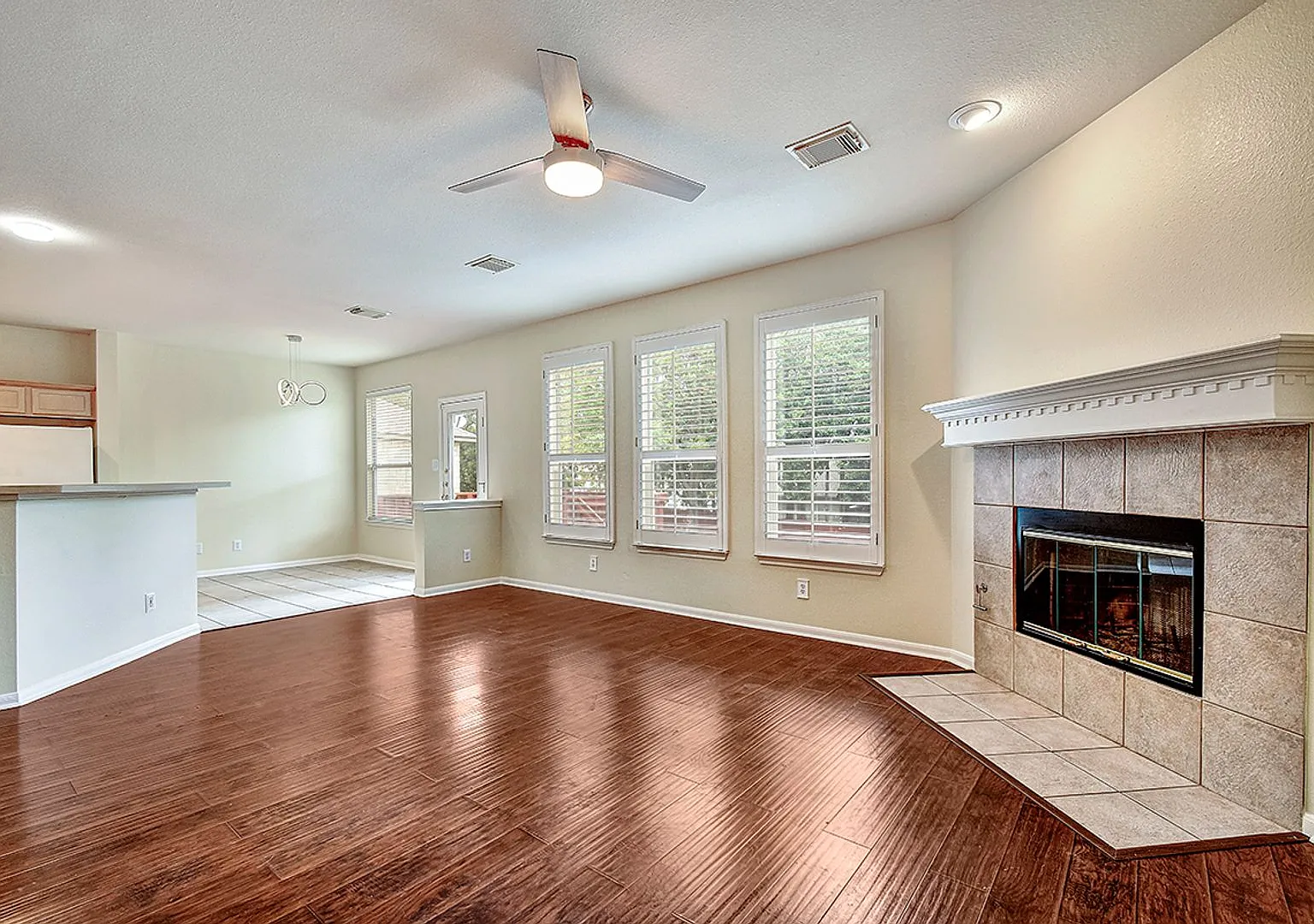 Beautiful and impeccably maintained traditional home located in the highly desirable Waters at Ca... — Photo 4
