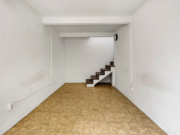 638 E 1st St #6 — Photo 14