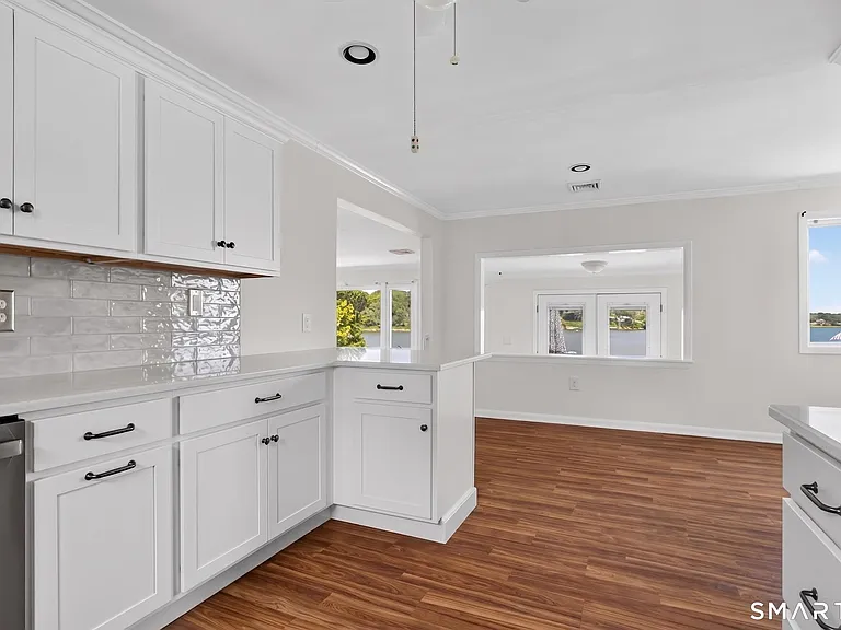 272 Elm St #UPSTAIRS — Photo 10