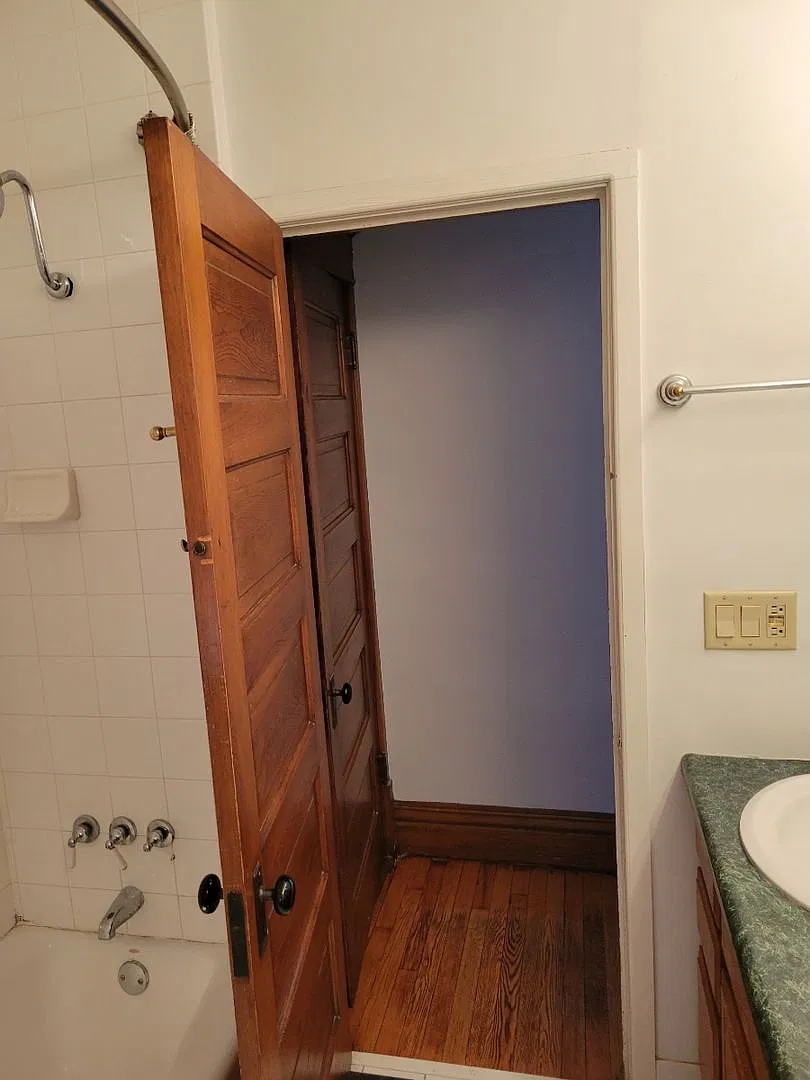 June 2027 ~ Cute 6 bedroom house. Spacious bedrooms. In unit laundry and dishwasher. — Photo 3