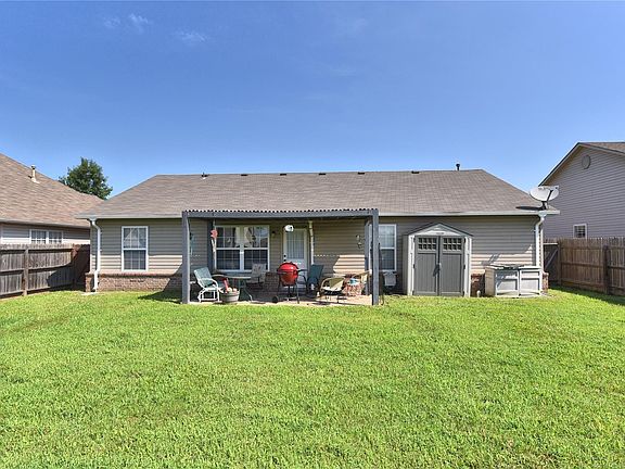 4th image of 20 Fairlane Dr