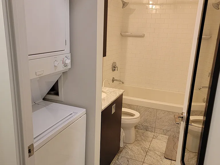 33 Charles St E #606 — Photo 5