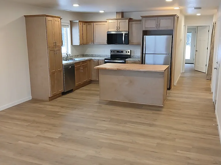735 Cedar Ave SE — Photo 3