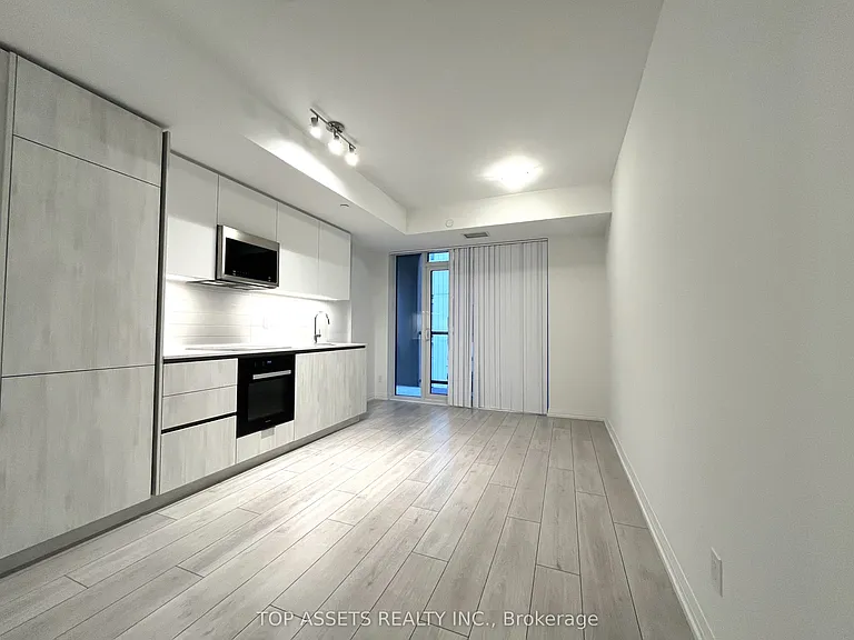 400 King St W #608 — Photo 7