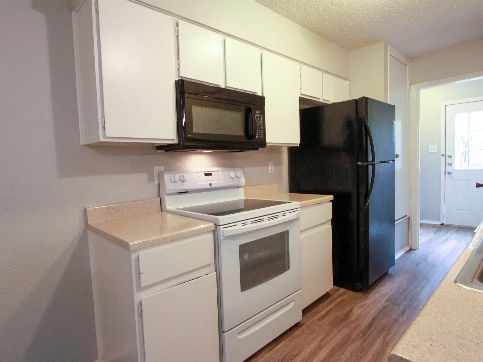 3 bed, 957 sqft, $1,725 — Photo 1
