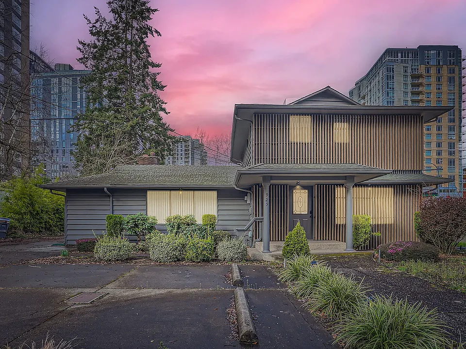 929 109th Ave NE