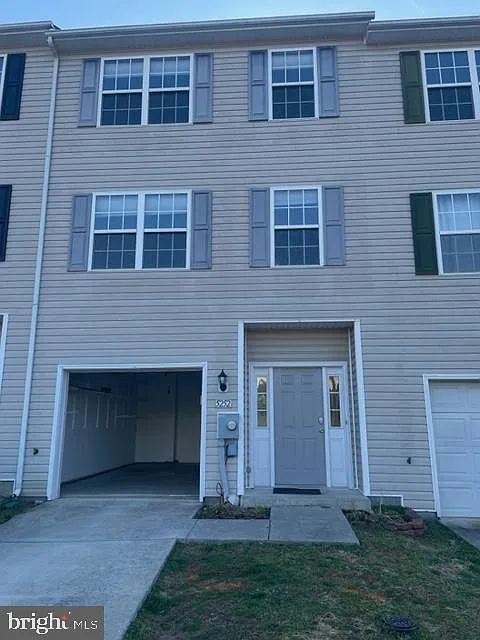 3 bed, 2.5 bath, 2050 sqft, $2,095 — Photo 1