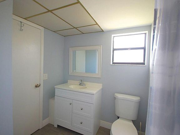 5th image of 386 Greenbay Ave