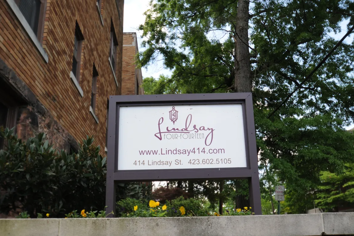Lindsay 414 Leasing Office
