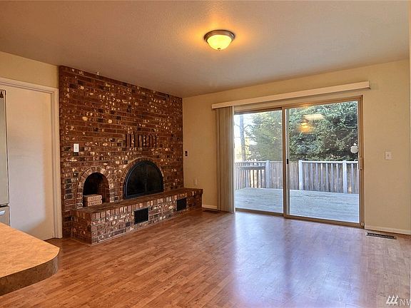 Dining/Family Room w/ Fireplace