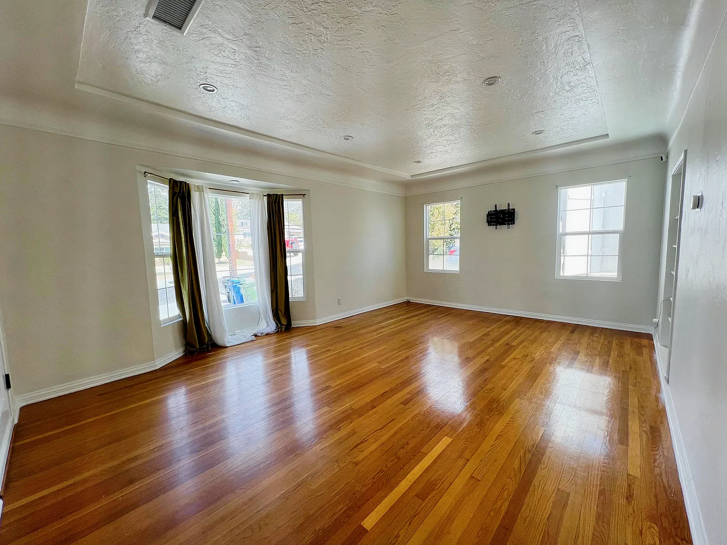 Move-In Ready! Beautifully Renovated 2BR Home with Scenic Views — Photo 3
