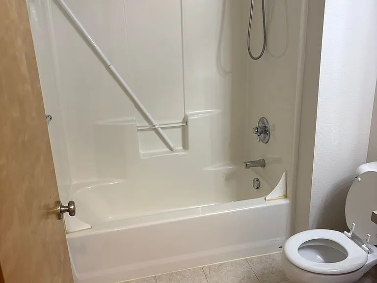 204 SE Kane Dr — Photo 5