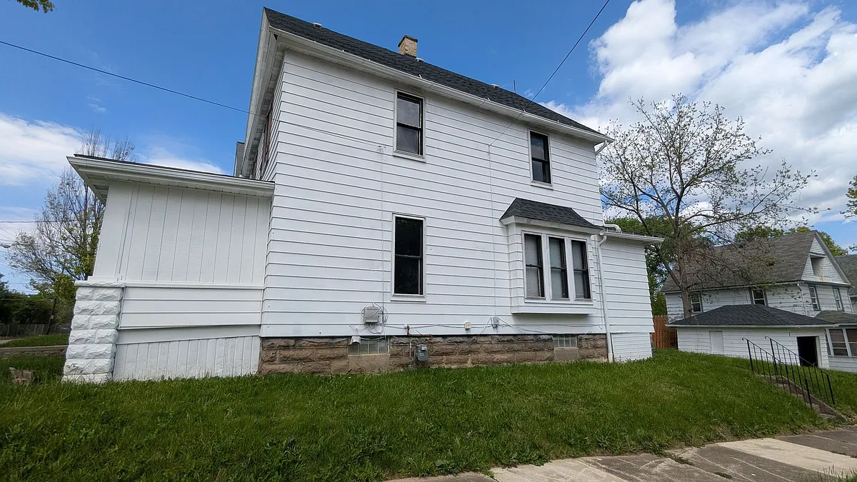 Building Photo - 163 Russell Ave