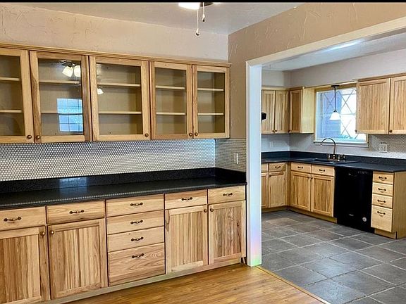 3rd image of 1411 Hampton Dr