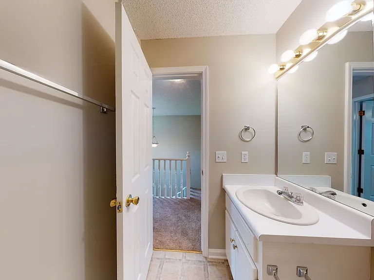 130 Woodmere Dr — Photo 22