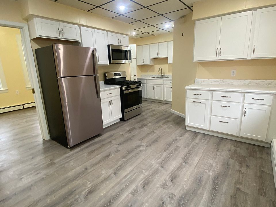 Eat-in kitchen