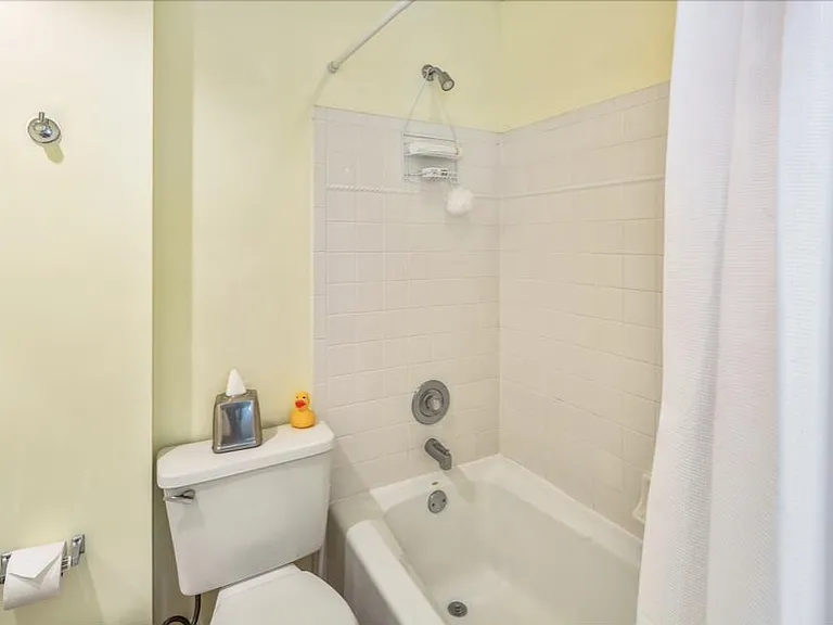 Ensuite bathroom- Towels provided