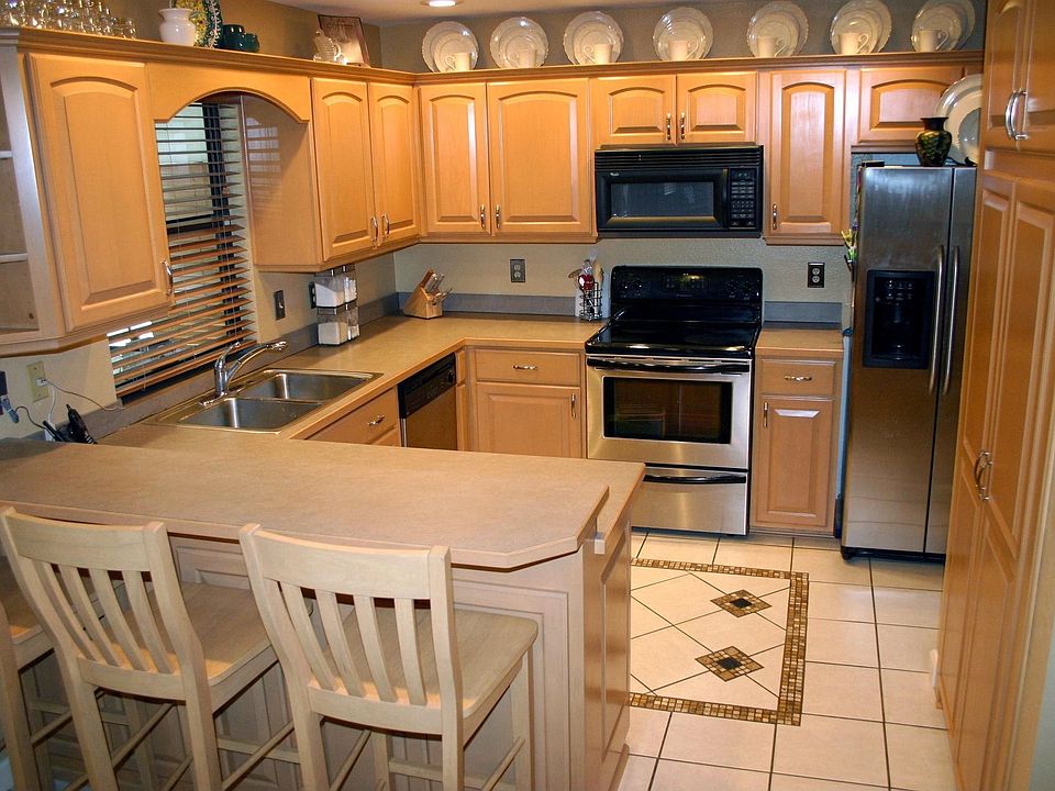 Updated maple cabinets, stainless appliances