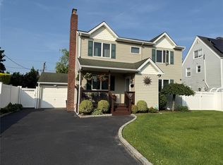 4 Venetian Blvd, Lindenhurst, NY 11757