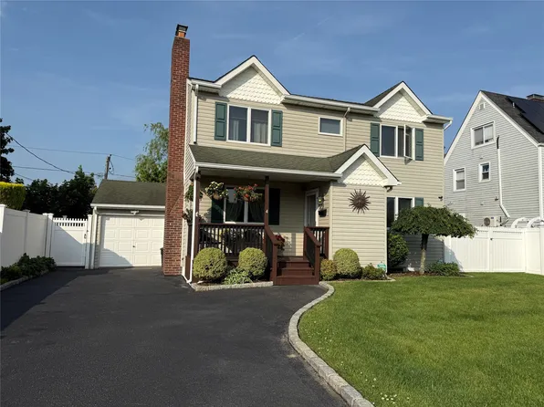 4 Venetian Boulevard, Lindenhurst, NY 11757