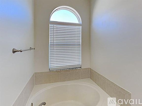 5th image of 2911 Fifer Dr