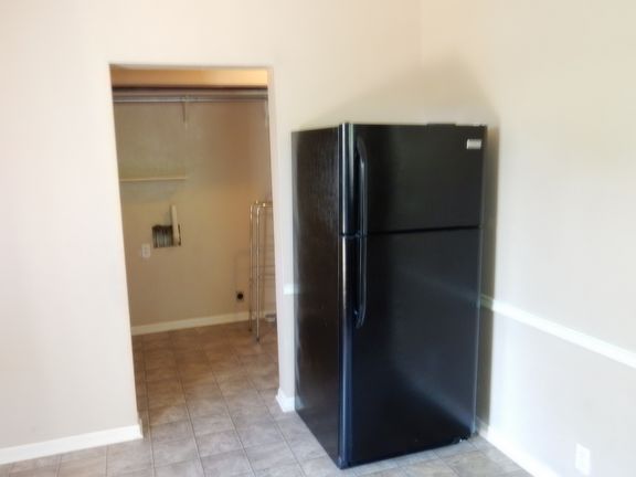 5th image of 503 E Avenue J
