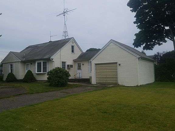 4th image of 8 Marcia Pl