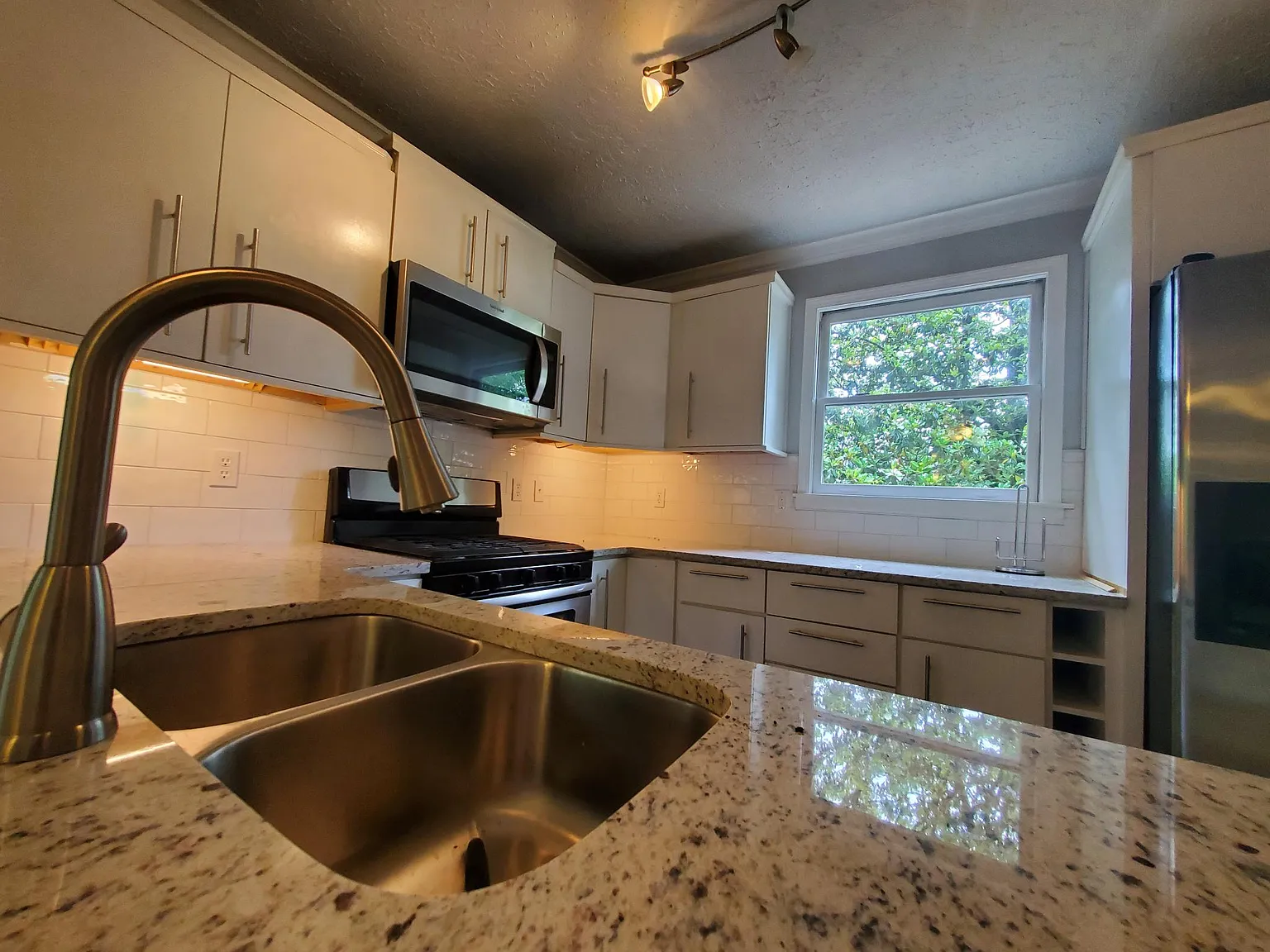 3 bed, 1269 sqft, $2,500 — Photo 4
