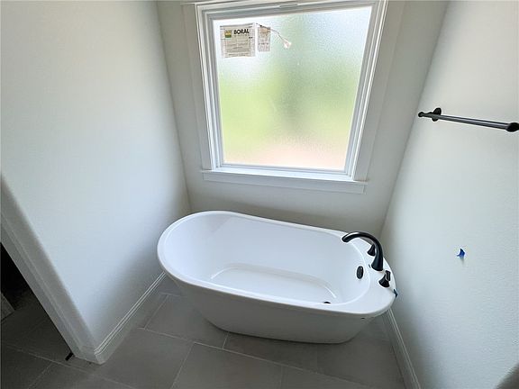 5th image of 21 Donington Ln