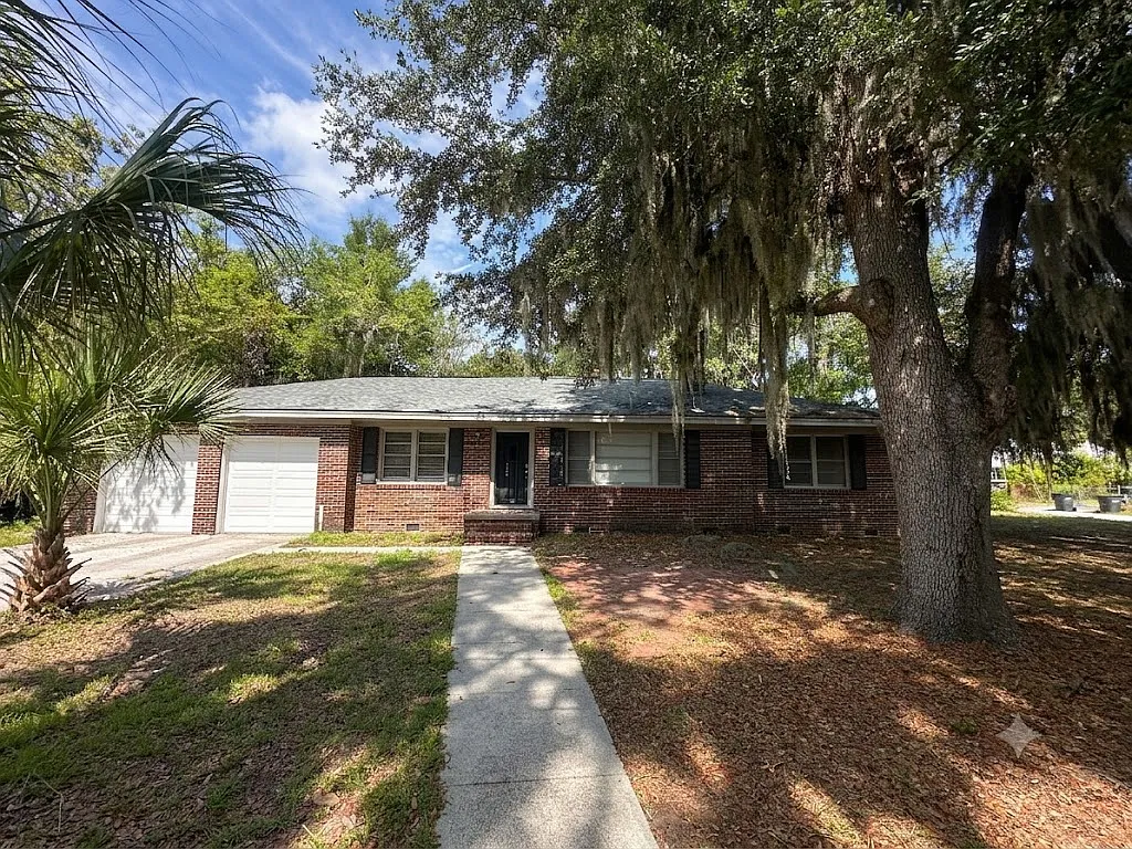 3 bed, 1600 sqft, $2,200 — Photo 2