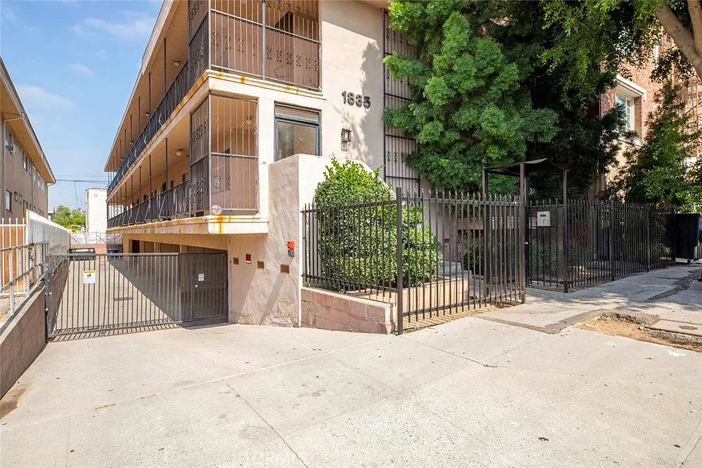 1 bed, 900 sqft, $2,100 — Photo 1