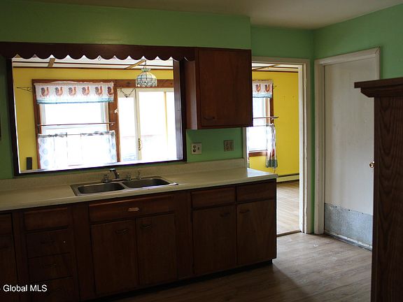 4th image of 314 Main Street