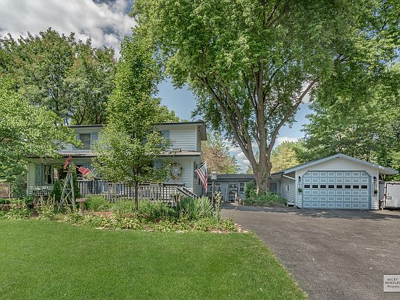 Long Driveway suitable for many vehicles, entertaining or business related.