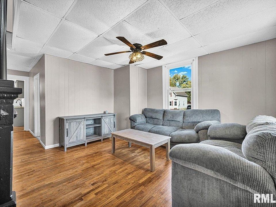 186 N Cone St, Farmington, IL 61531 | Zillow