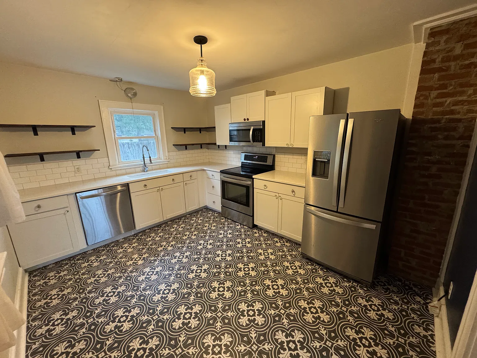3 bed, 1300 sqft, $1,800 — Photo 3