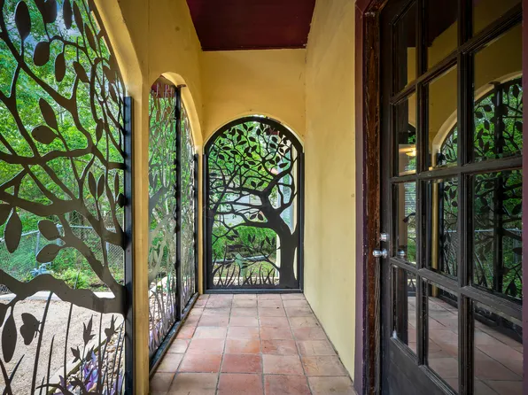 18111 Lake Shore Dr, Helotes, TX 78023