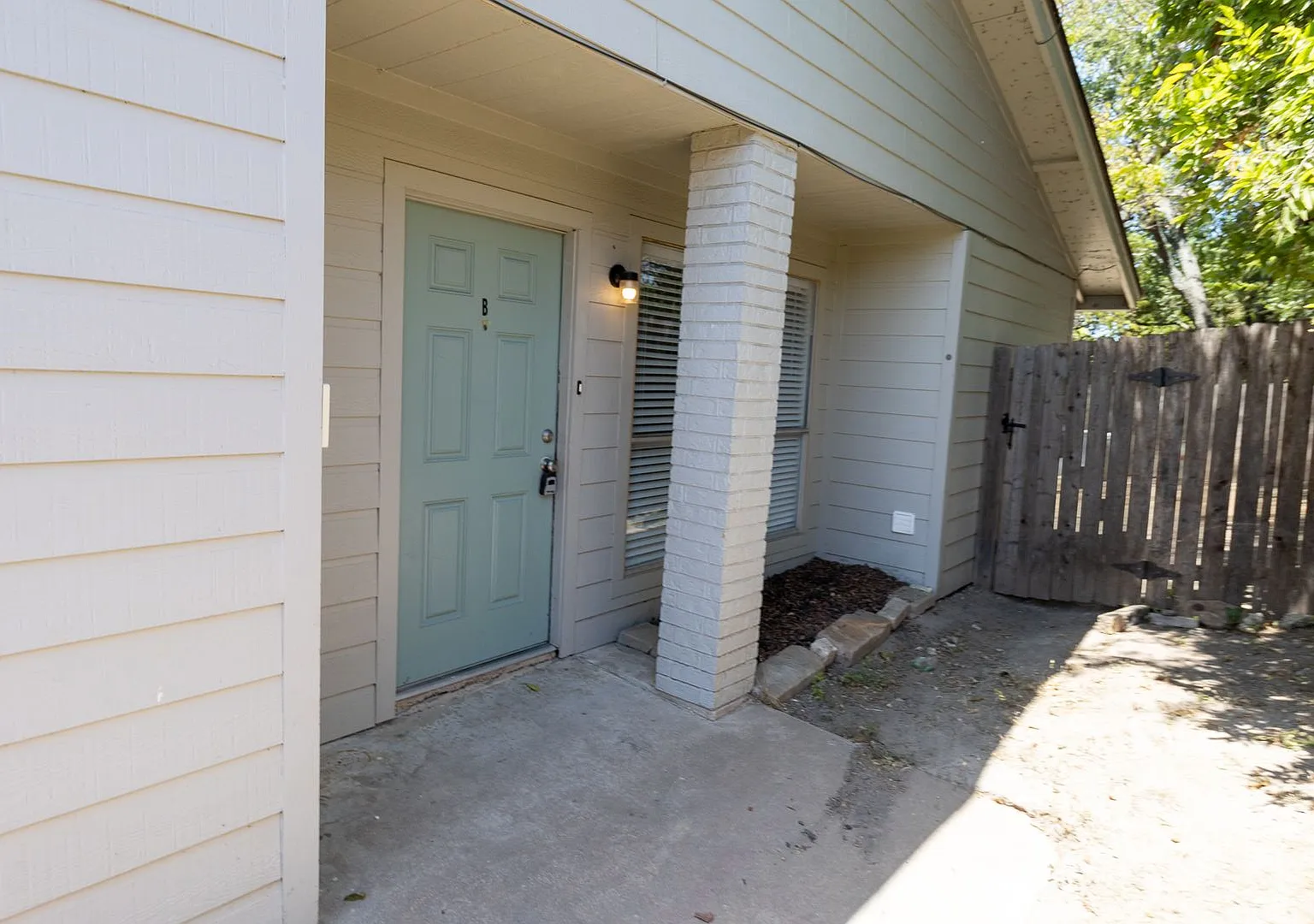 Open Floor Plan + Great Location! 3-Bed Home Near Everything — Photo 2