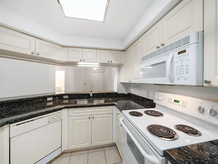 3020 Alcazar Pl #202 — Photo 29