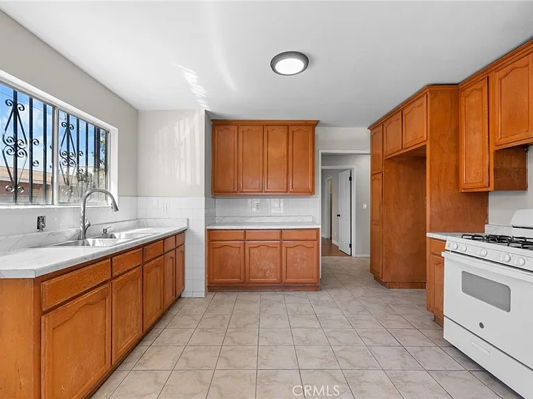 207 E Flora St — Photo 13